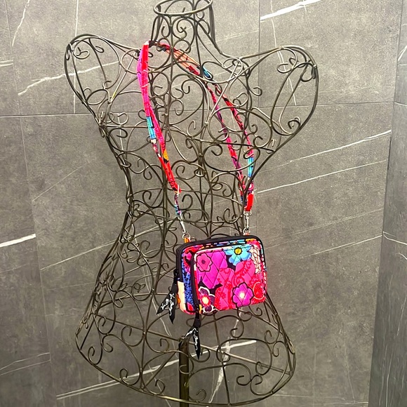 Vera Bradley Handbags - Vera Bradley crossbody bag/ wristlet w detachable straps